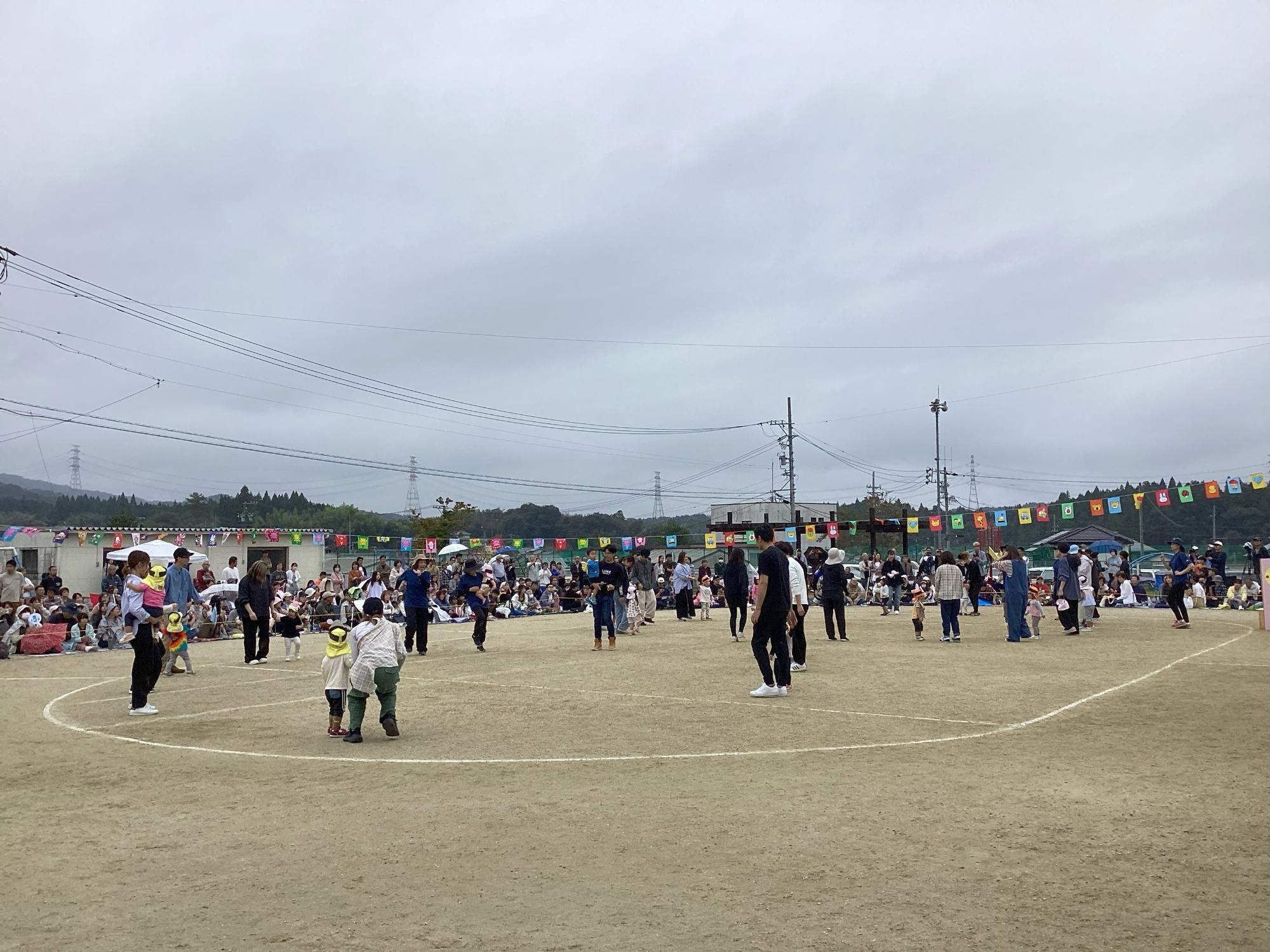 未満児組は『ちゅうちゅう大冒険』のリズムを親子で踊りました。