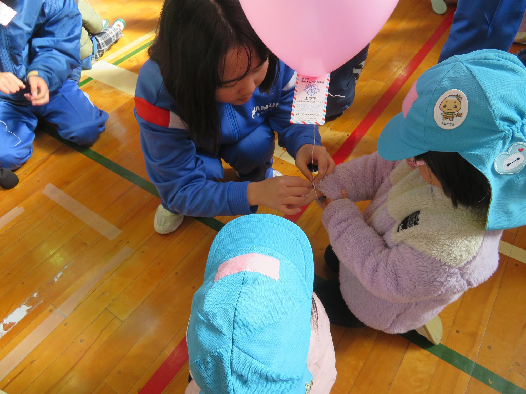 腕に風船の紐を結んでもらう子もいました。