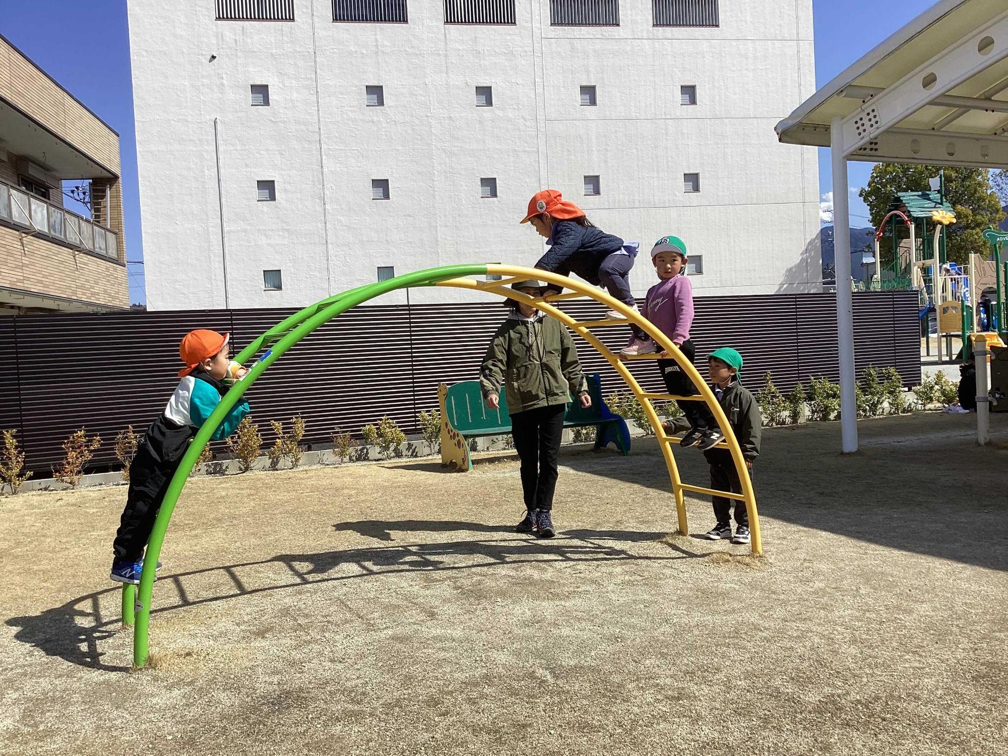 公園で遊ぶ子供達