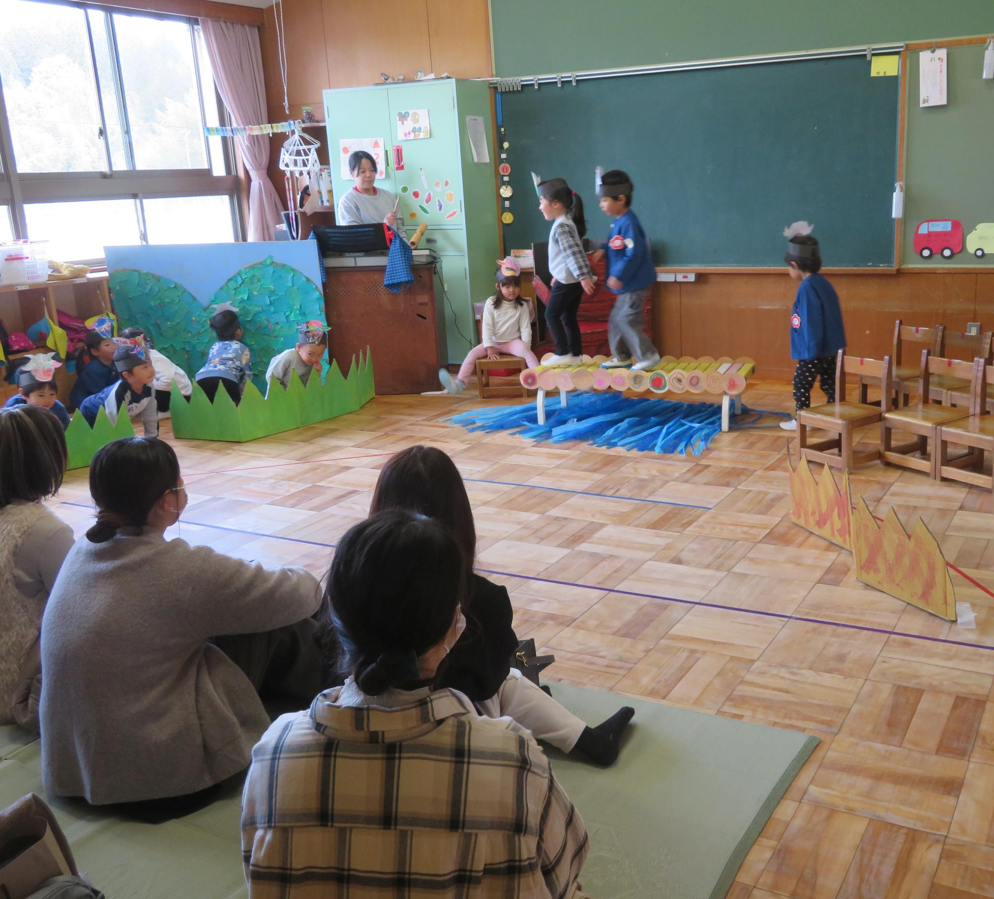 「三匹のヤギのガラガラドン」の劇あそびを楽しむ子どもたち