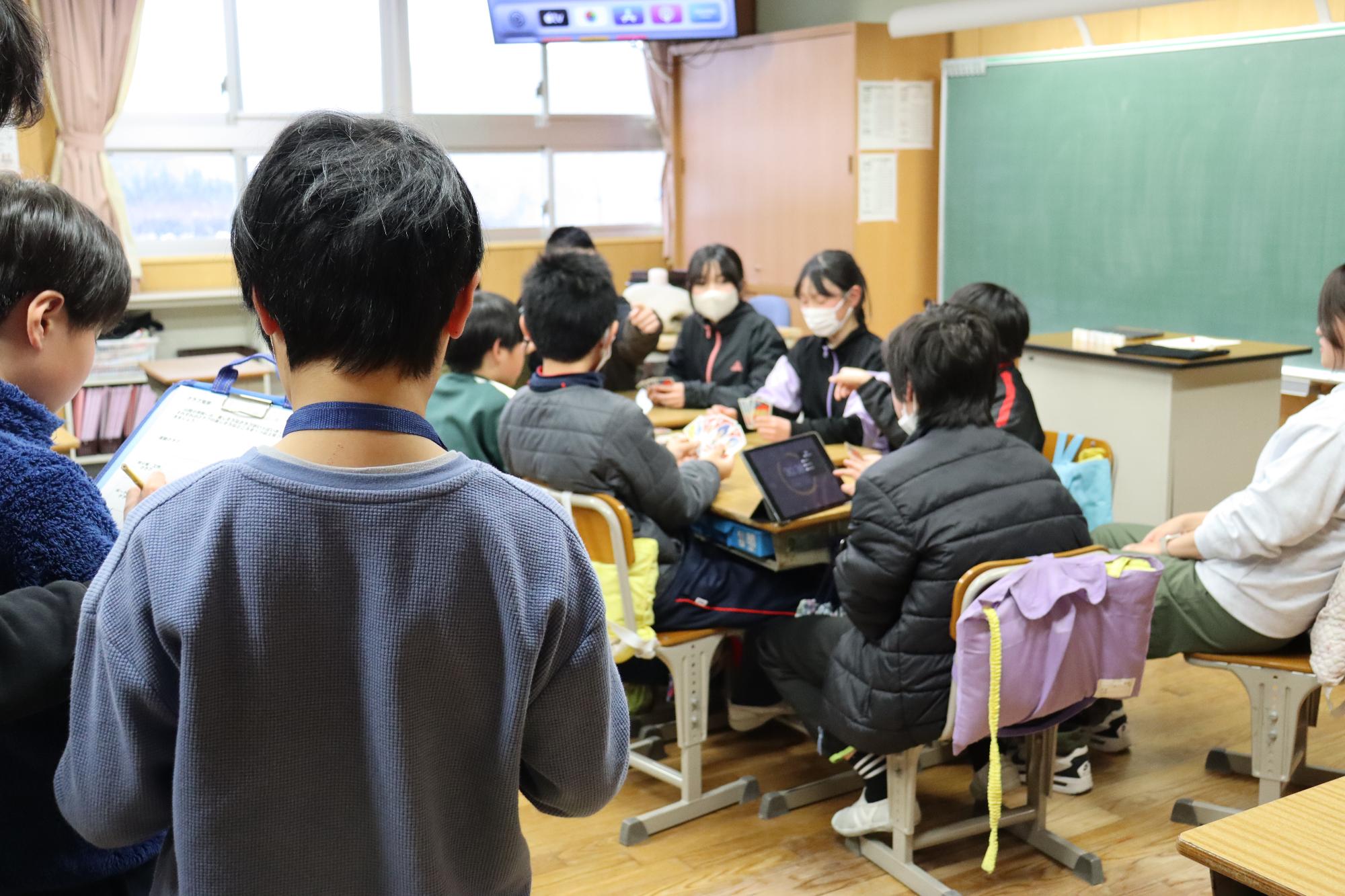 ボードゲームクラブを見学する3年生