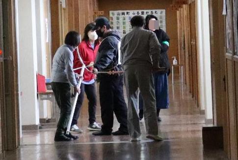 不審者に立ち向かう先生