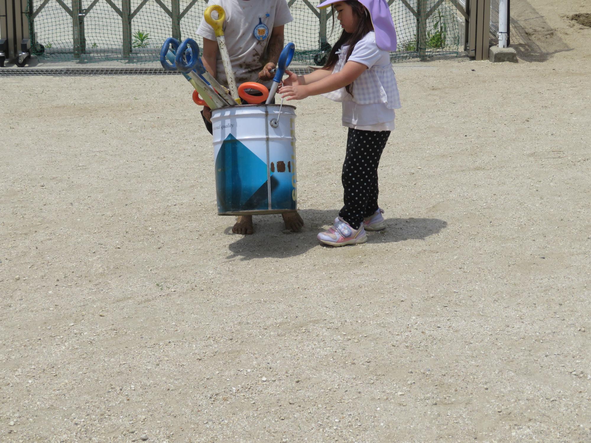 年少の子が重たそうおもちゃを持っていると、年長のお兄さんが声を掛けてくれました。