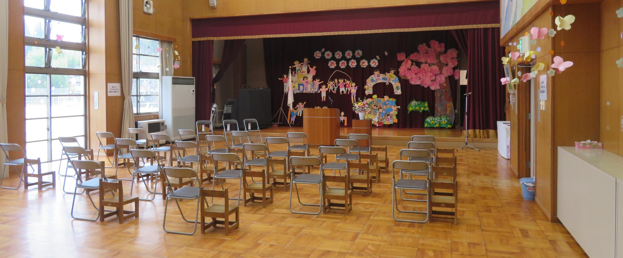 遊戯室の式会場の壁面には、園での楽しい遊びが壁一面に貼られました。卒園児が作ってくれた作品です。