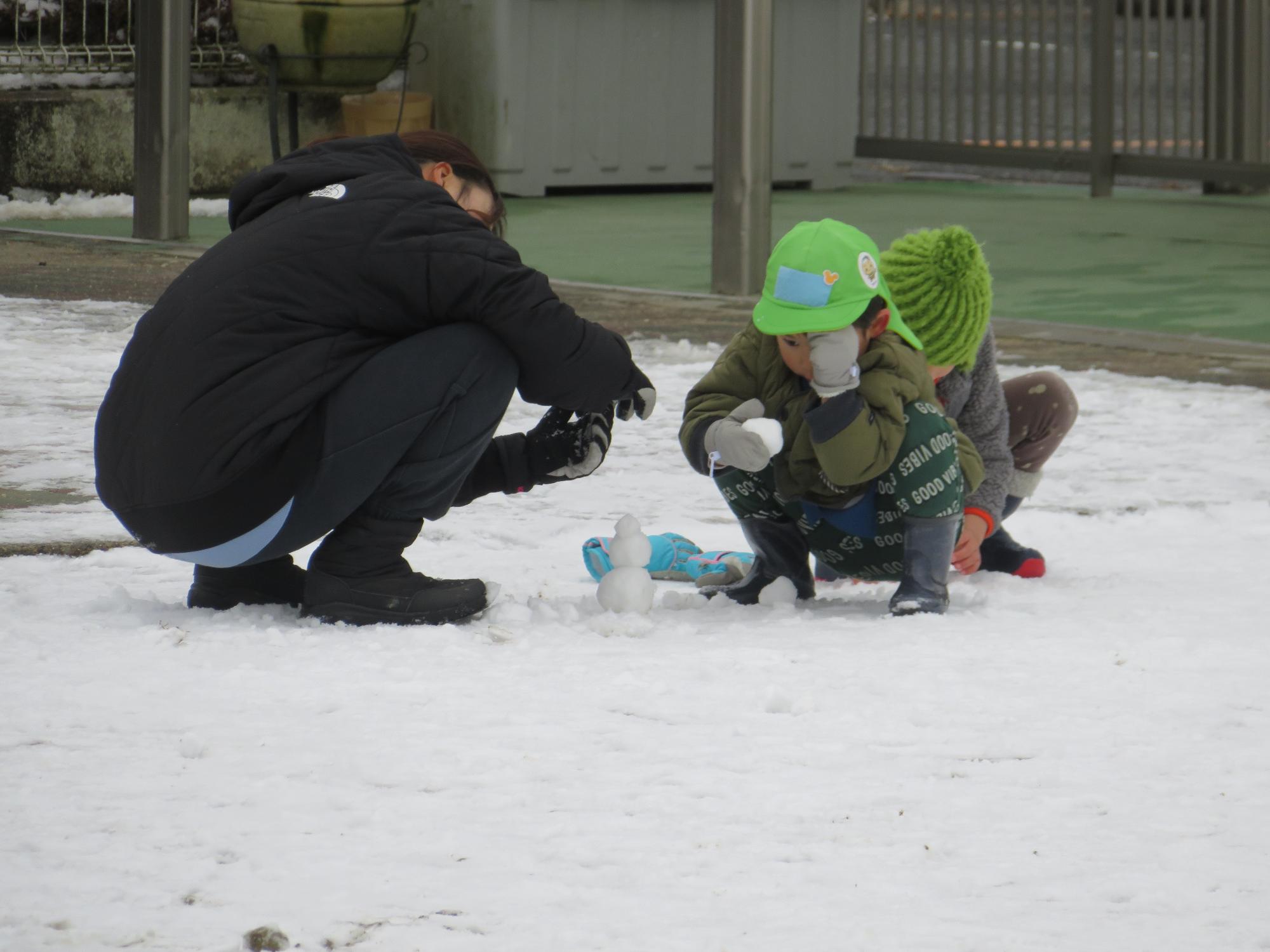 先生と一緒にミニゆきだるまづくり