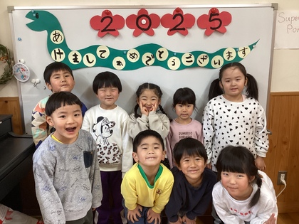 新年の飾りとともにお友達