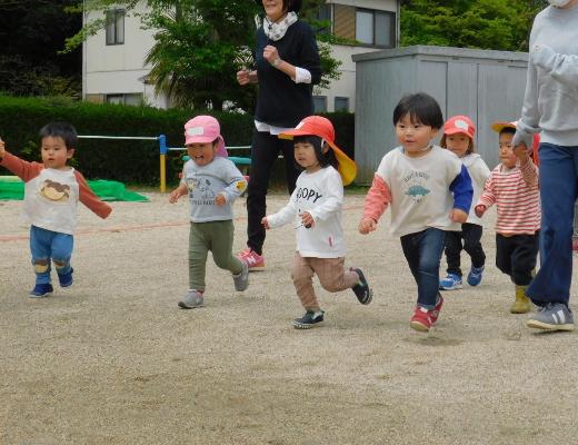 4人の子どもたちがかけっこをしている様子