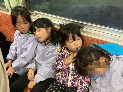 電車に乗るとすぐ眠気が