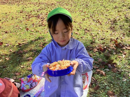 八王子神社で愛情弁当をいただきました。