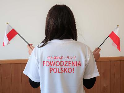 ポーランドカヌーチーム応援Tシャツを着る女性（裏面）