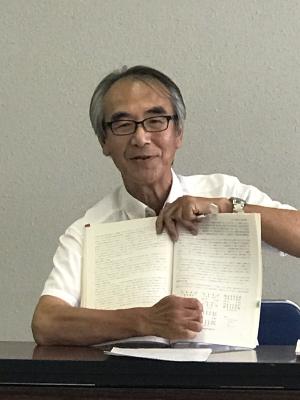 西部良治講師が資料を手に講座収録を行っている様子