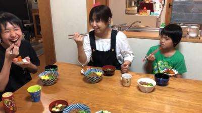 無添加の食材を使って親子で夕飯を作った橋本家の夕食風景の写真