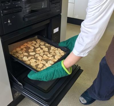 オーガニックな材料で作ったお菓子が焼き上がりオーブンから出す場面の写真