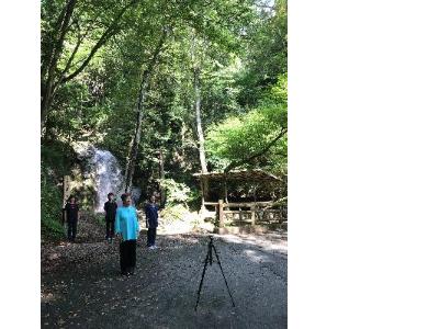 寿老の滝でカメラを前に4人で撮影する