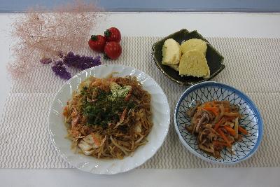 パックで作った焼きそば、切り干し大根の煮物、蒸しパン