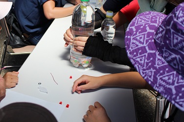ペットボトルを使った実験を楽しむ参加者たち