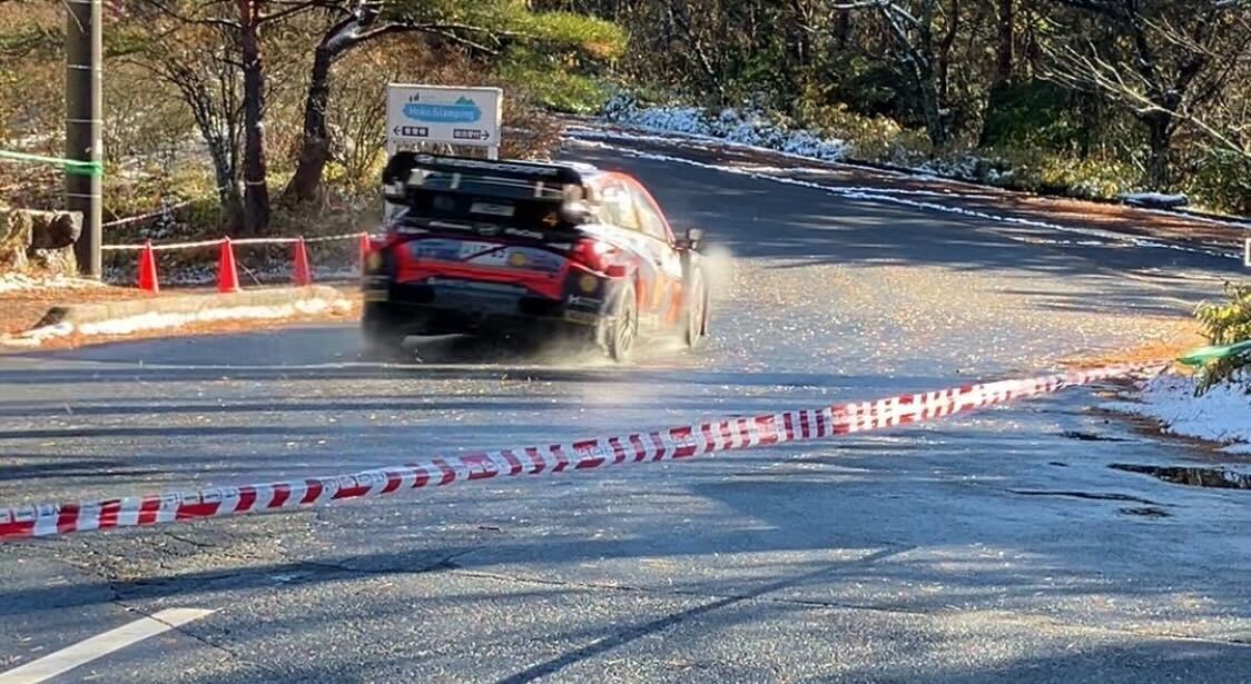 水しぶきをあげて走るラリーカー