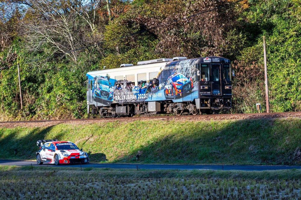 明知鉄道と並走するラリーカー