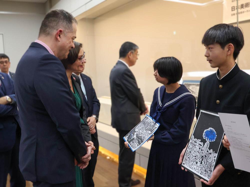 2026年3月7日、青少年交流事業参加者と語らう大使たち1