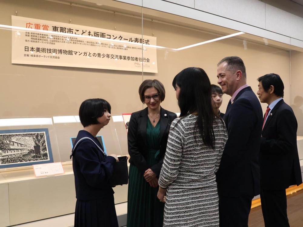 青少年交流事業参加者と語らうミレフスキ大使、クロノフスカ政府副代表2