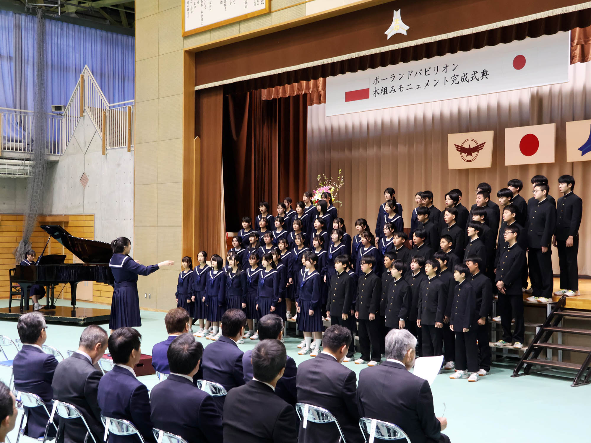 2026年3月8日、合唱を披露する恵那北中学校生徒たち