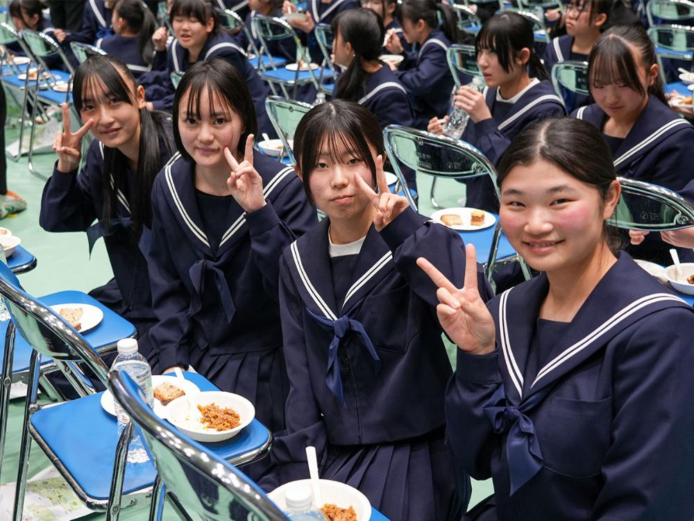 2026年3月8日、大使館より「ビゴス」と「シャルロトカ」が振舞われました