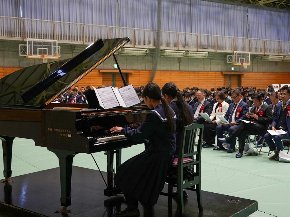 2026年3月8日、連弾演奏を披露する相場響さん、純さん姉妹