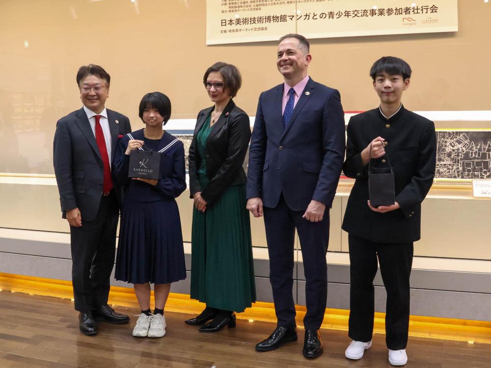 2026年3月7日_日本美術技術博物館マンガとの青少年交流事業壮行会_受賞者とミレフスキ大使、クロノフスカ政府副代表、阿部交流協会長