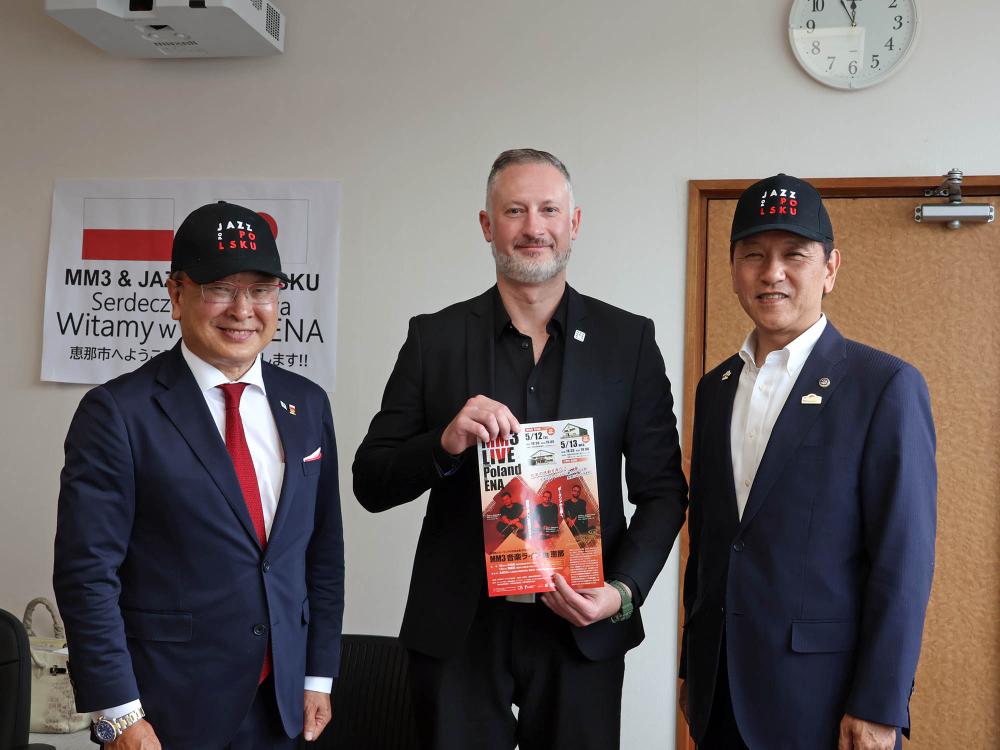 2026年5月12日ポーランドジャズ財団代表のヤクブ氏と撮影（市長応接室）