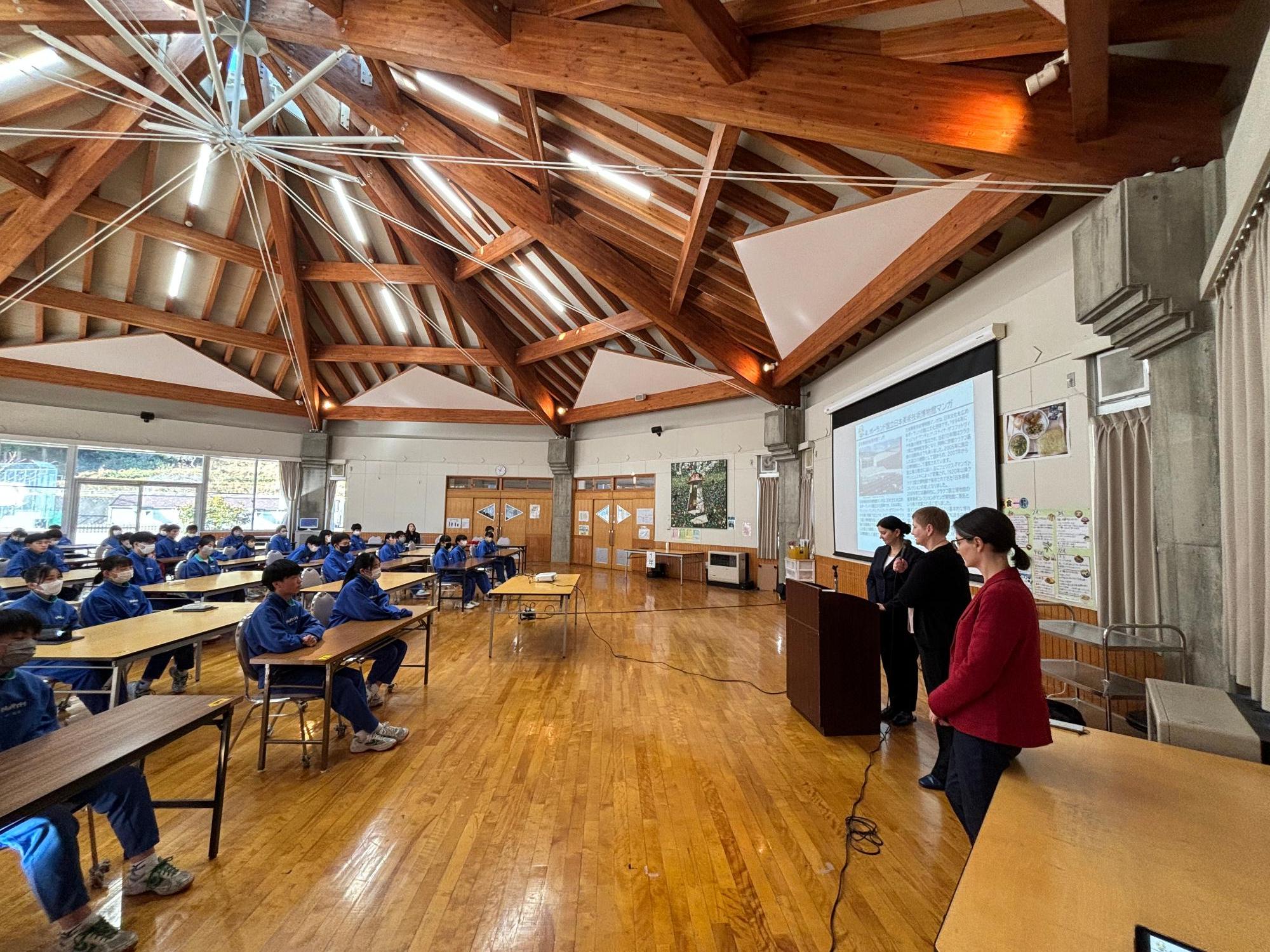 2024年1月29日に恵那北中学校を訪問したカタジナ・ノヴァク館長御一行