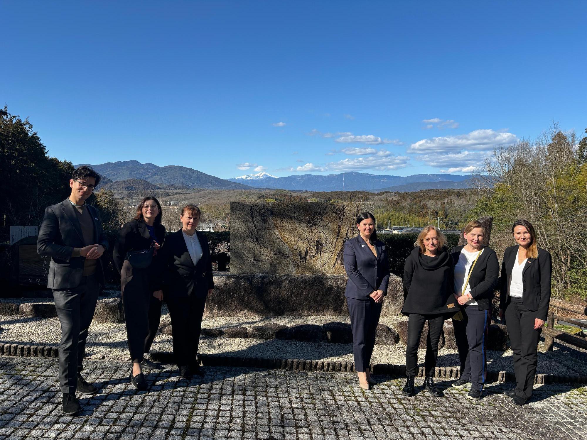 甚平坂の広重の碑を訪れた日本美術技術博物館御一行