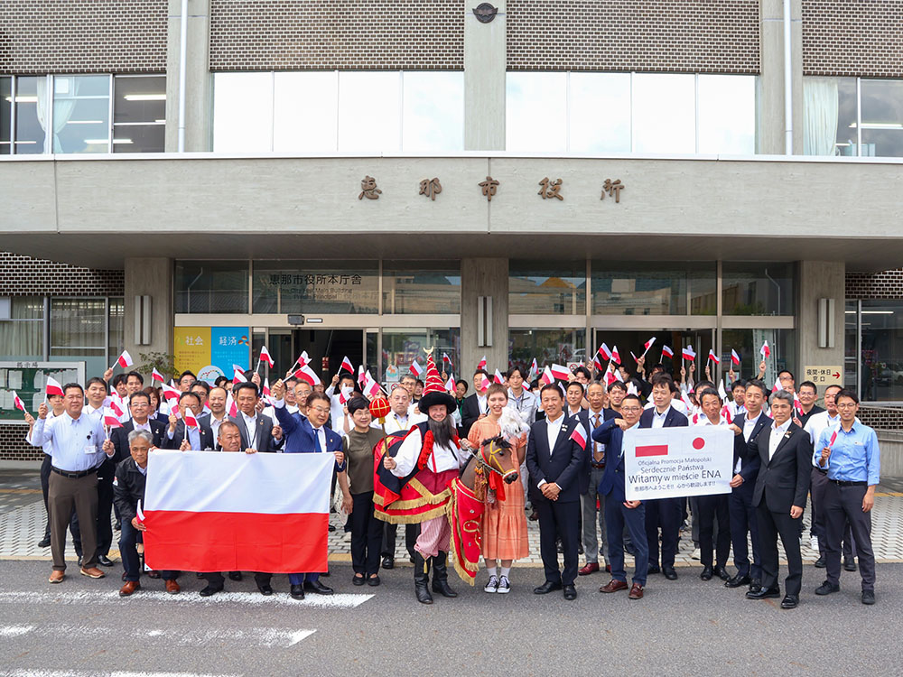 2026年5月14日マオゥポルスカ県観光局御一行を恵那市役所前で出迎え、記念撮影