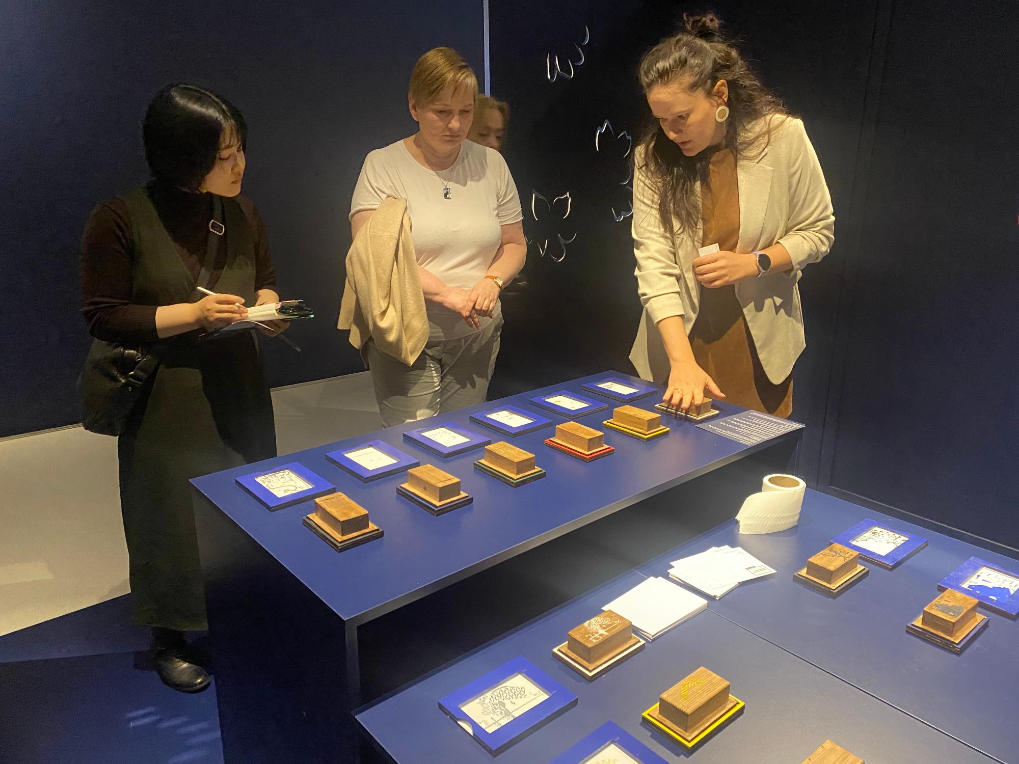 日本美術技術博物館マンガを訪れている様子1