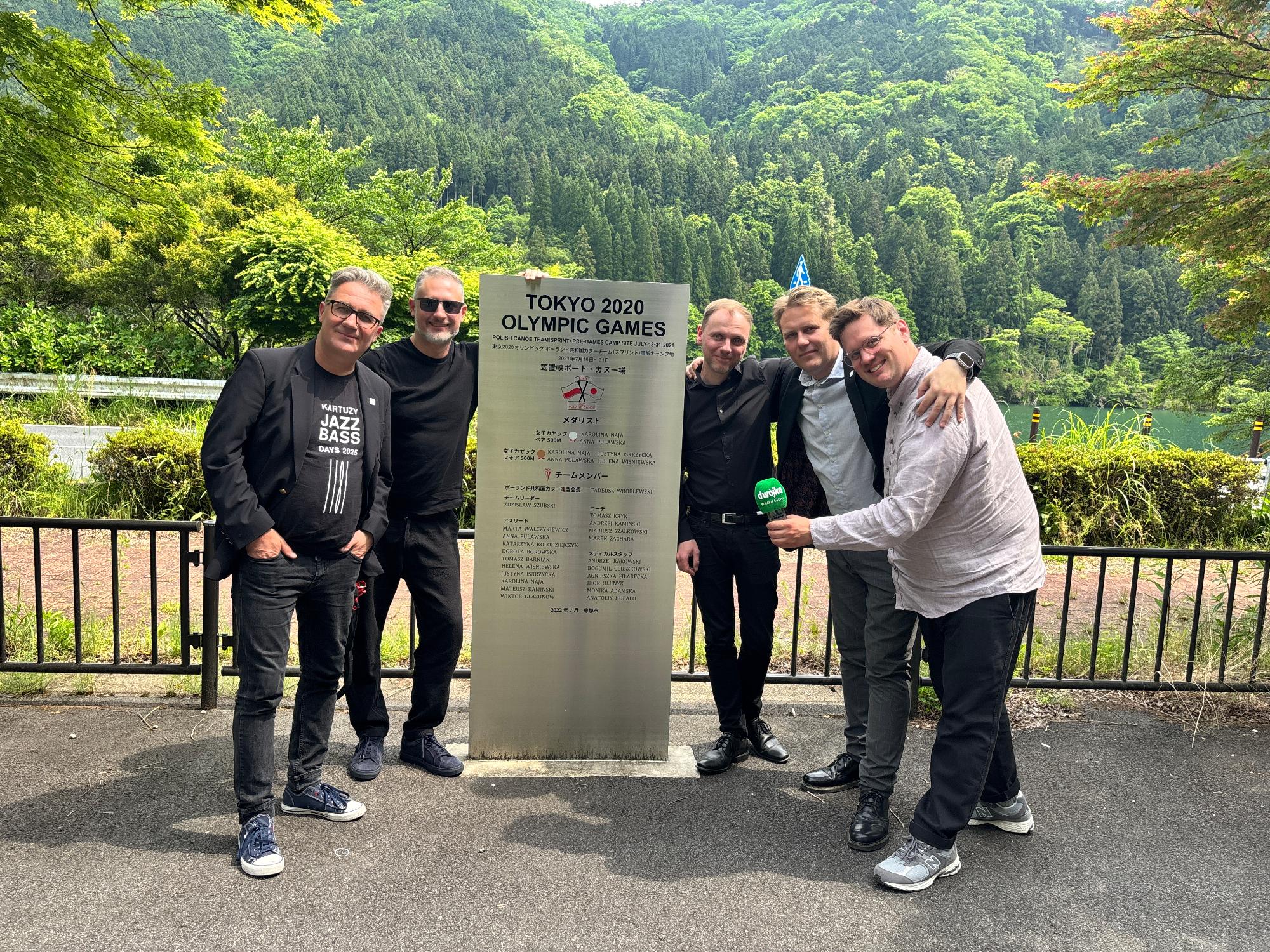 ポーランドカヌーチームホストタウン記念碑の前で、レマンチク・ゴリツキ・サルネツキ・トリオのメンバー