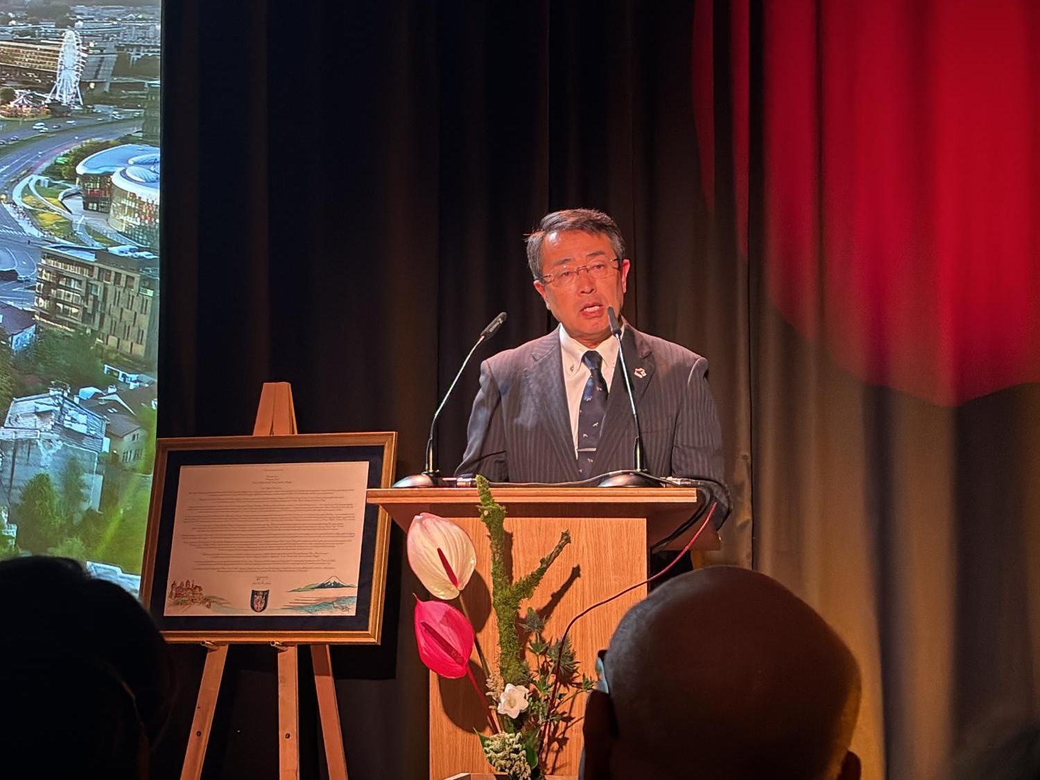 開館30周年記念式典における恵那市教育長の挨拶の様子