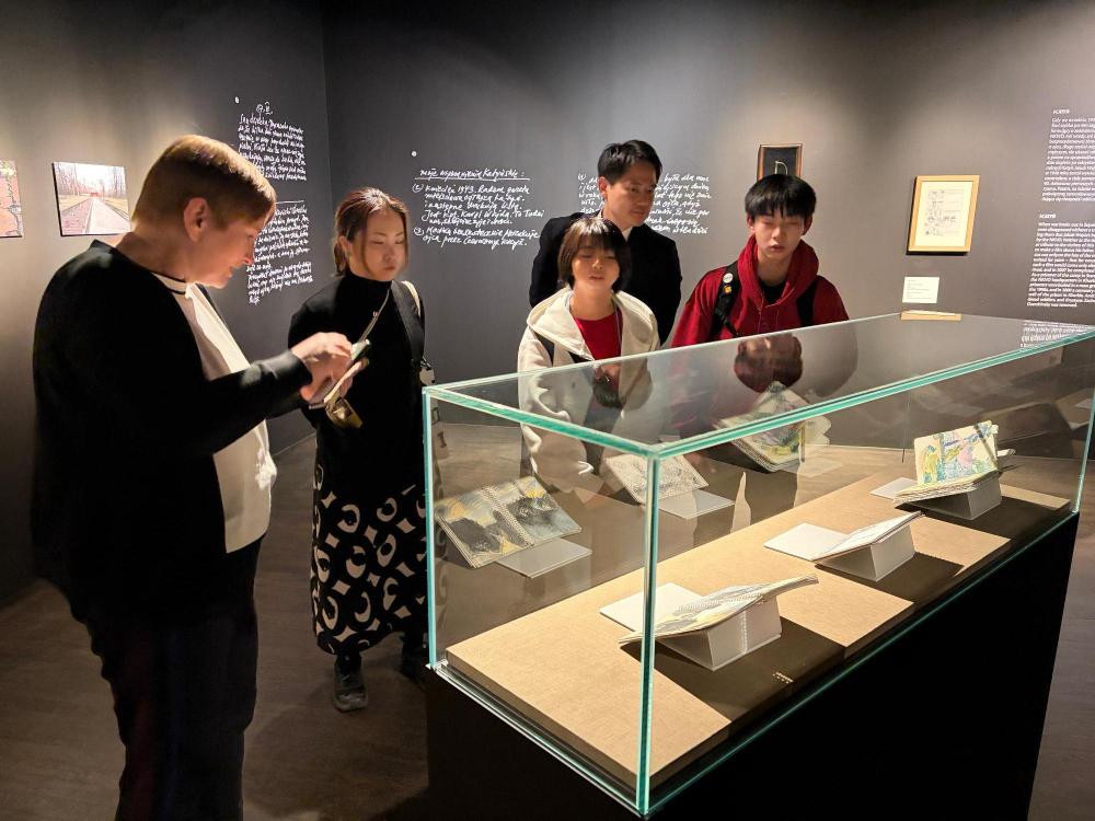アンジェイ・ワイダ生誕100周年記念特別展示見学の様子
