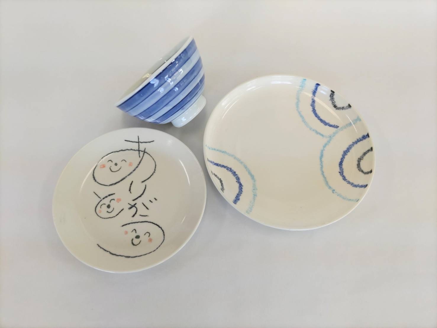 絵付けコース作品の感謝の言葉を描いたり、好きな色でデザインしたお皿や茶碗