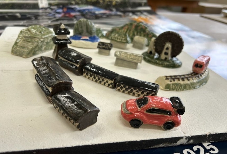 陶器で作った岩村城下町、明智鉄道、おばあちゃん市水車、ラリーカーのジオラマ