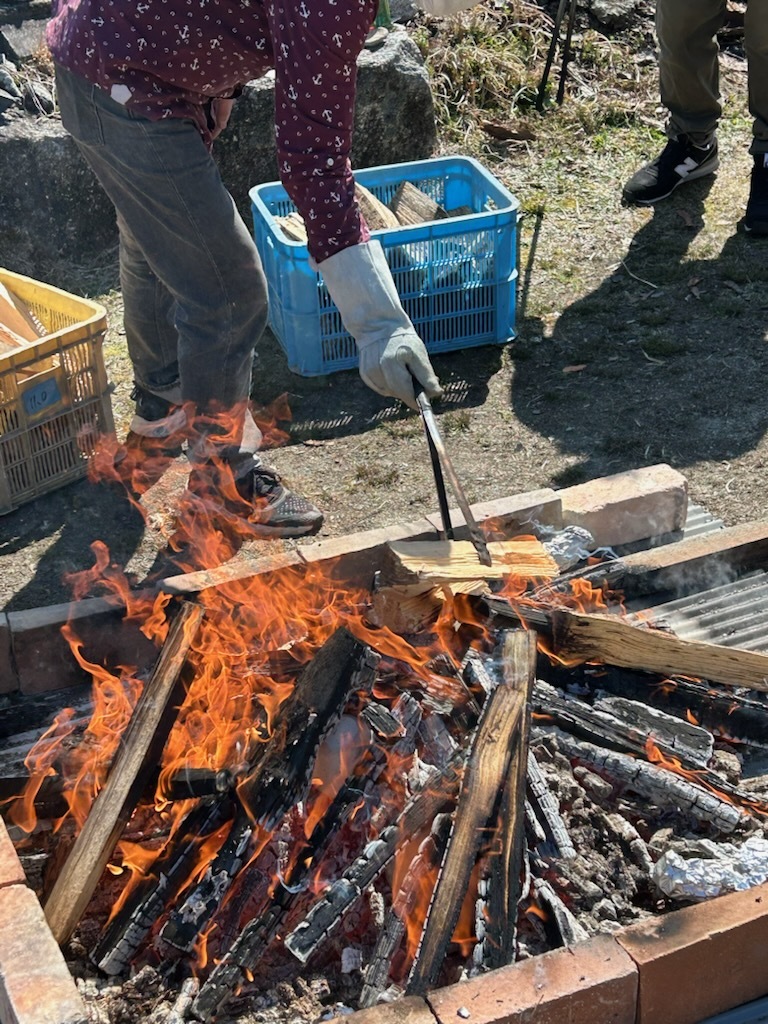野焼き焼成の炎