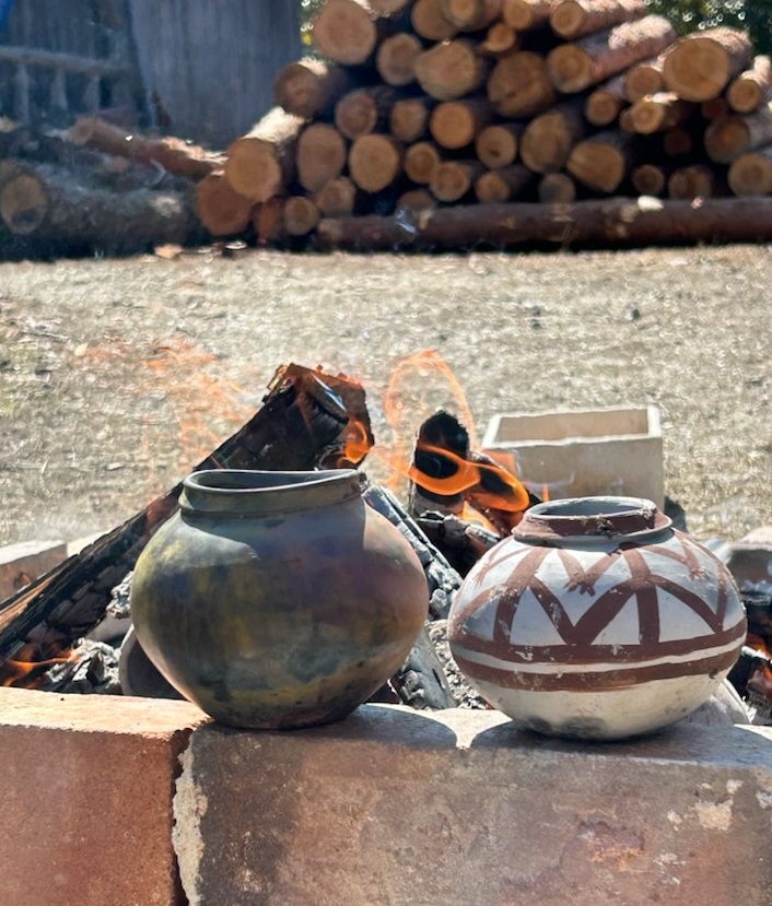 野焼きの火を背景にした焼成された作品