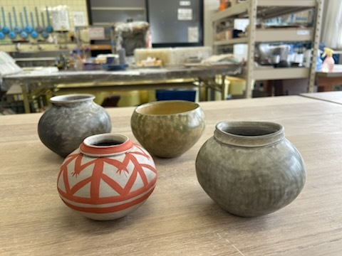 野焼き焼成するために作陶された作品